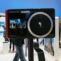 Oversized DualView camera  at Samsung's exhibit