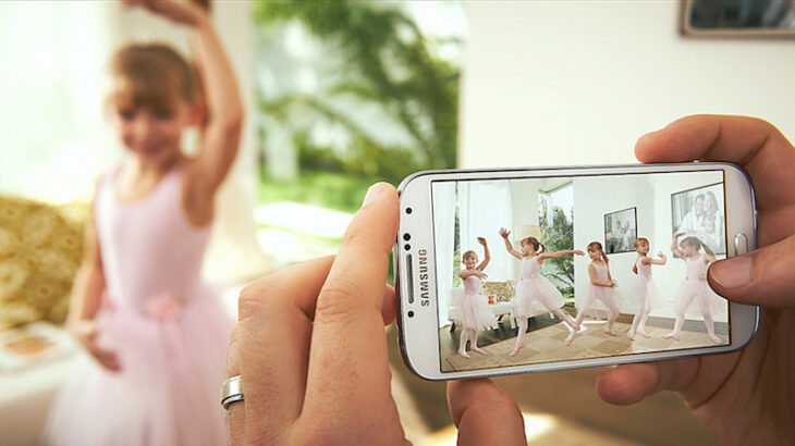Samsung Galaxy S4 taking a picture