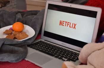 Netflix Computer Snacking Cousin  - Jade87 / Pixabay