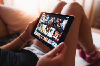 Tablet Girl Netflix Watching  - yousafbhutta / Pixabay