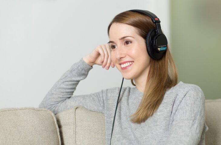 woman headphones music girl smile 977020