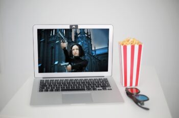 laptop movie popcorn 6002099